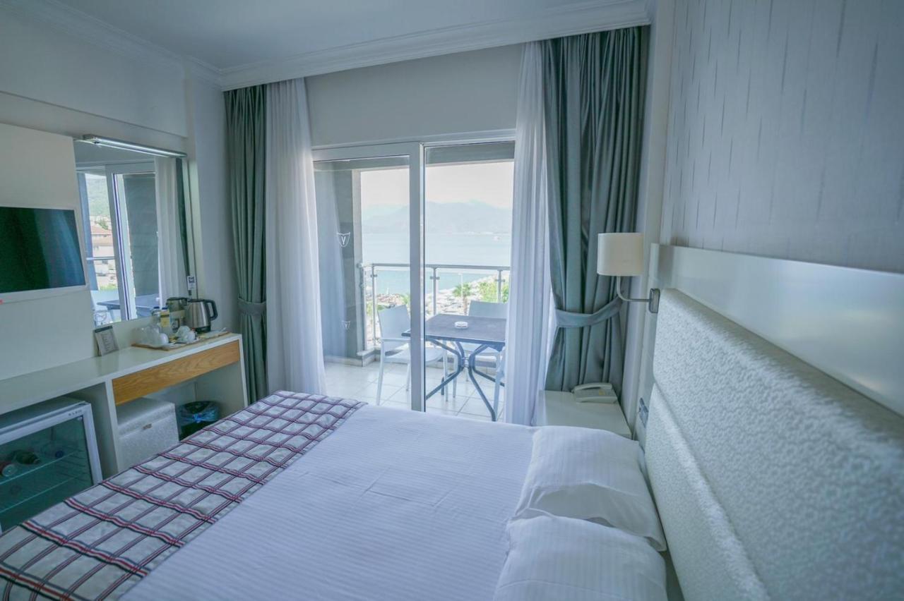 Deluxe Double Room with Side Sea View