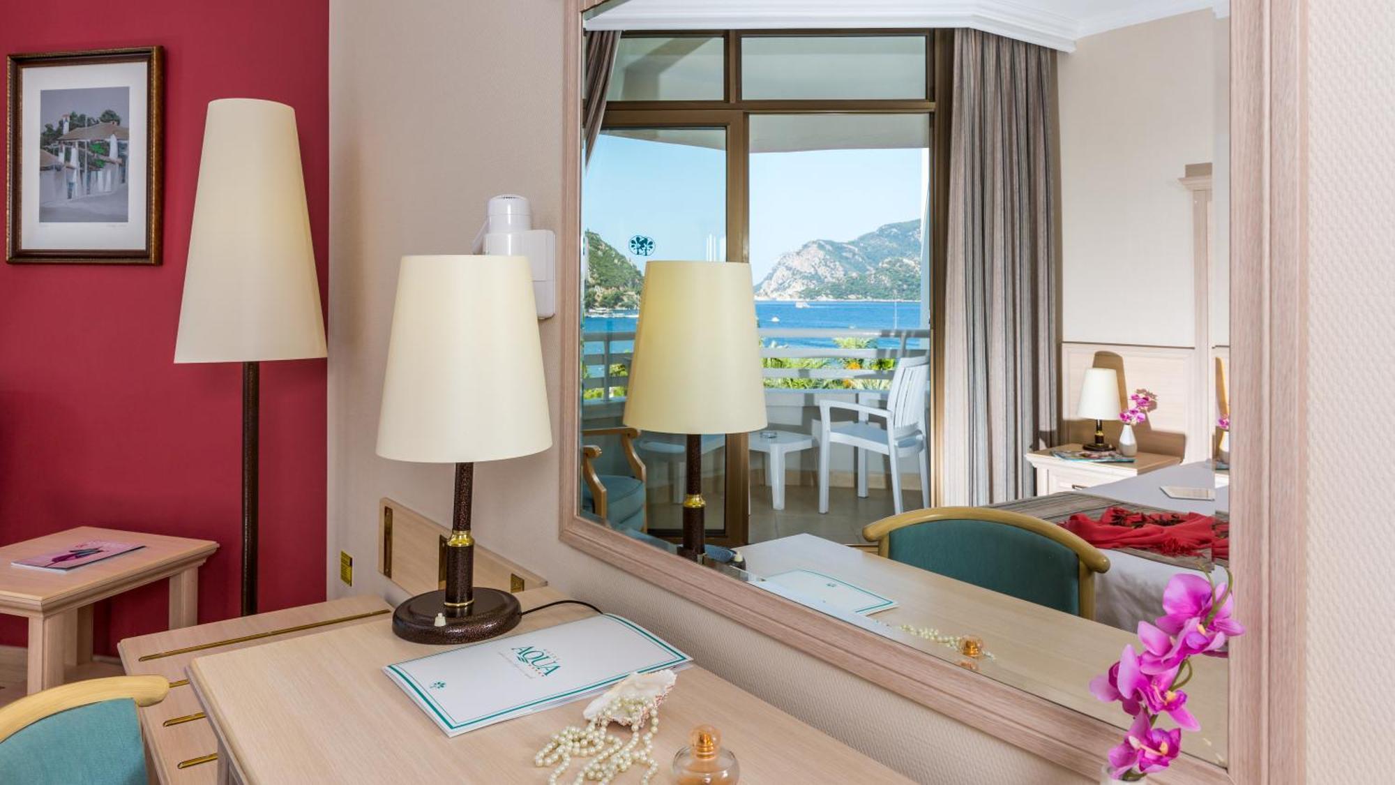 Standard Doppel- oder Zweibettzimmer mit seitlichem Meerblick (2 Erwachsene + 1 Kind)