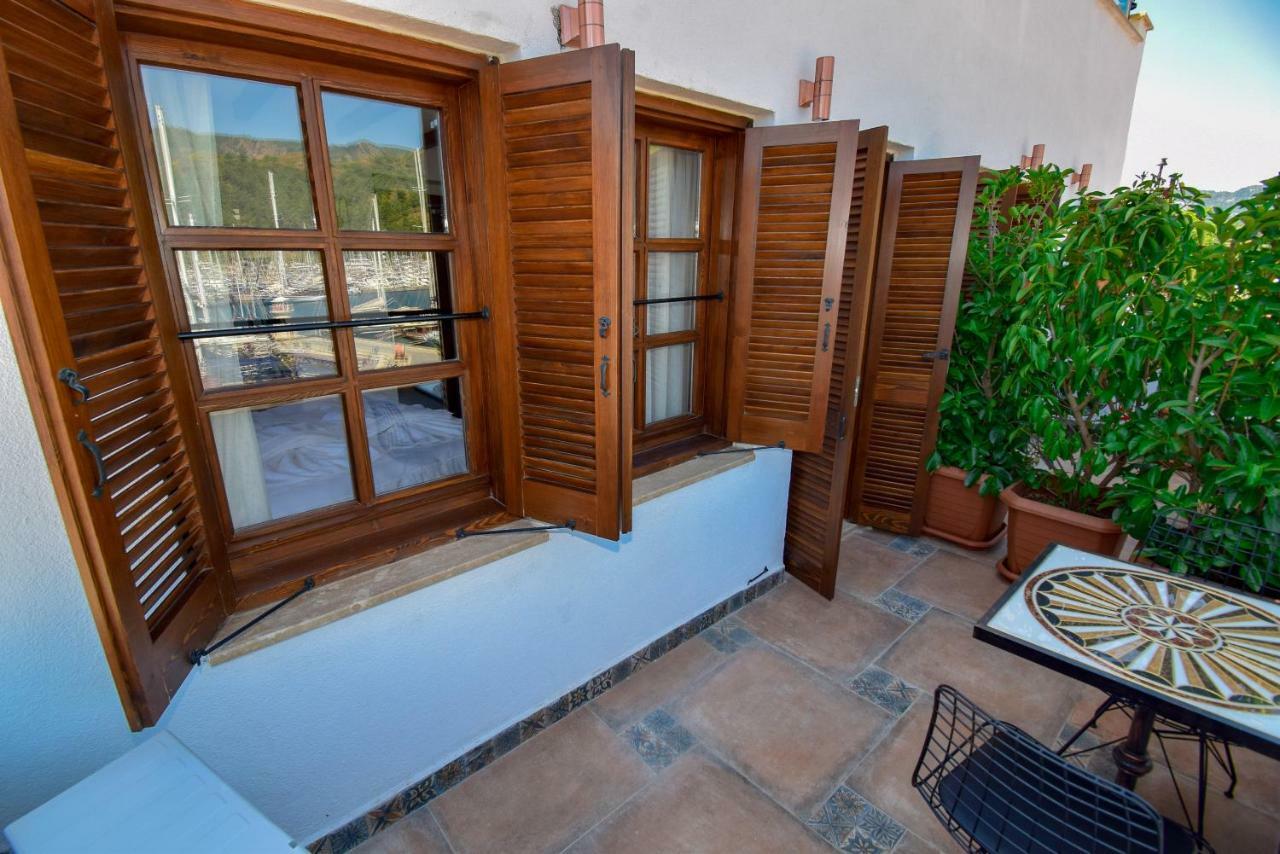 Double Room with Balcony and Sea View,813876908:JPEG