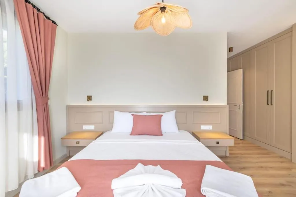 Marmaris'Te Denize Yakin, Havuzlu Villa-Awz172-1