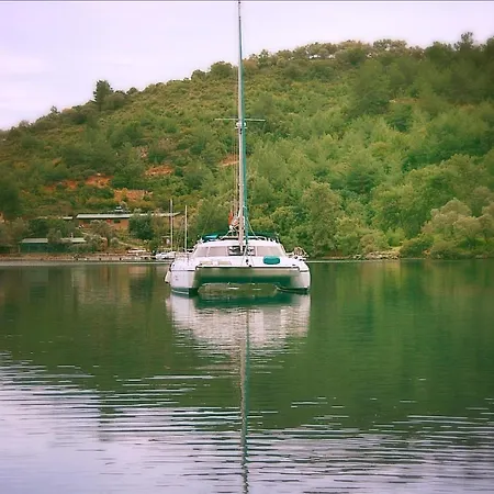 On Y Va , Delightful 3 Bedroom Catarmaran, With Skipper-3
