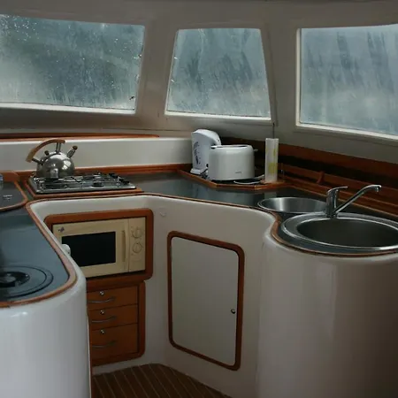 On Y Va , Delightful 3 Bedroom Catarmaran, With Skipper-2