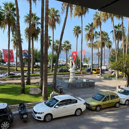 Marmarisin Tam Kalbinde Denize Sifir Uecretsiz Plaj-3