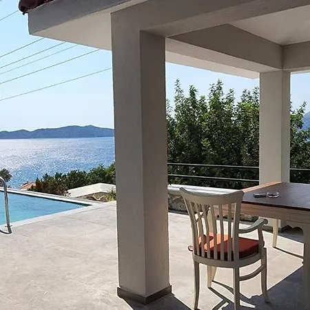 Marmaris'Te Denize Yakin, Havuzlu Villa-Awz172-2